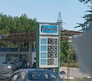 Грэм Филлипс: Заправка в Мариуполе и поскольку они добавляют по 10 рублей каждый день, вряд ли на этом все закончится