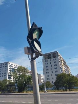 Дорожники восстановили работу светофора на Володарском шоссе