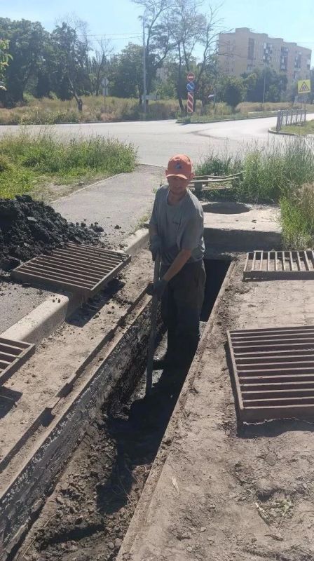 Дорожники проводят расчистку ливневок