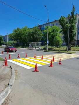 На дорогах Мариуполя специалисты продолжают обновлять разметку