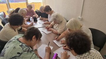 Пожилые мариупольцы написали графический диктант