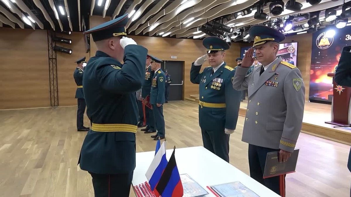 Новое поколение спасателей: в ДНР 44 лейтенанта пополнили ряды МЧС России