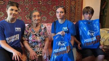 Молодогвардейцы Мариуполя навестили ветеранов Великой Отечественной войны и передали им самое необходимое в быту