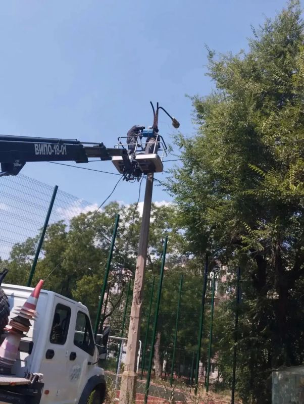 Энергетики модернизируют систему наружного освещения в Жовтневом и Ильичевском районах