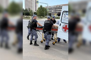В Мариуполе росгвардейцы помогли сбитым на «зебре» пешеходам