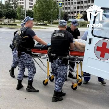 Разбавляем негатив щепоткой добра — росгвардейцы помогли сбитым пешеходам в Мариуполе