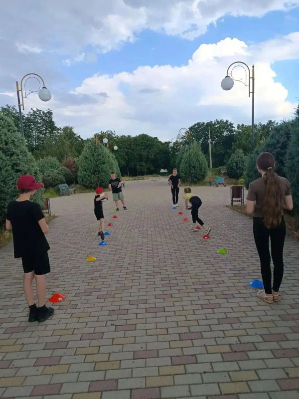 В Приморском парке юным спортсменам организовали эстафеты на открытом воздухе