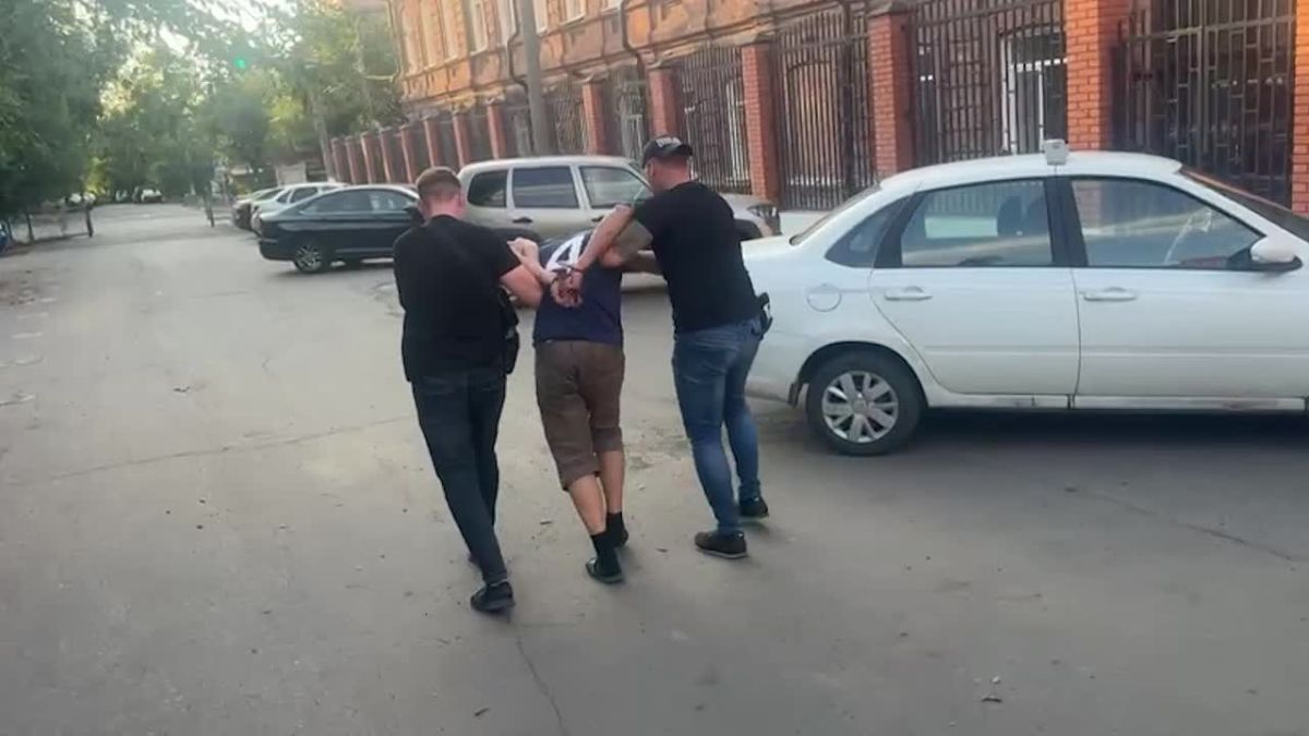В Мариуполе задержали 51-летнего безработного, ранее судимого мужчину, который с ножом ограбил табачный киоск, похитив более 30 блоков сигарет