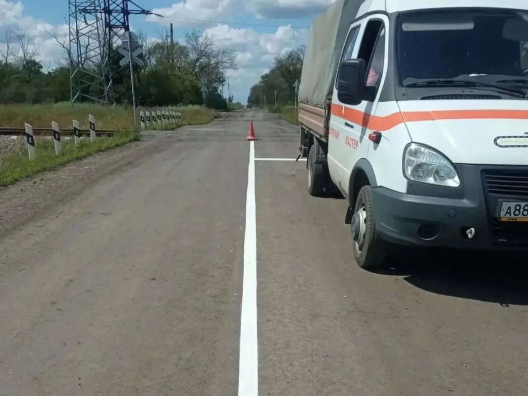 #СОДЕРЖАНИЕ_СВОД за сутки. В рамках содержания выполняем работы по обеспечению безопасного проезда на железнодорожных переездах Нанесли горизонтальную разметку на ж/д переездах, расположенных на автомобильных дорогах...
