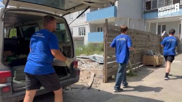 Команда «Молодой Гвардии» по обращению жительницы Мариуполя Ларисы Анатольевны оказала помощь в благоустройстве придомовой территории Левобережного района