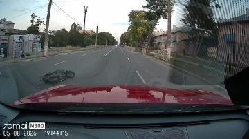 Скутеристы-нарушители чуть не убились, подрезав "десятку" в Мариуполе