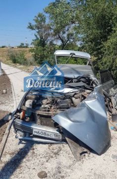 В Мариуполе легковушка влетела в столб