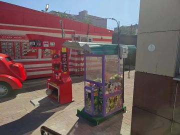 В Мариуполе 18-летний парень и подросток вскрыли автомат с игрушками