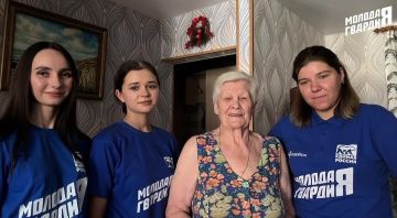 Молодогвардейцы Мариуполя продолжают заботиться о тех, кто в этом особенно нуждается: ребята доставили 100 литров питьевой воды инвалидам, маломобильным жителям и ветерану Великой Отечественной войны