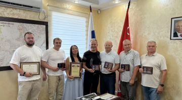 К 70-летию Дня строителя сотрудники Представительства Санкт-Петербурга в Мариуполе и фонда «Победа» были отмечены благодарностями и наградами Главы Донецкой Народной Республики Дениса Пушилина