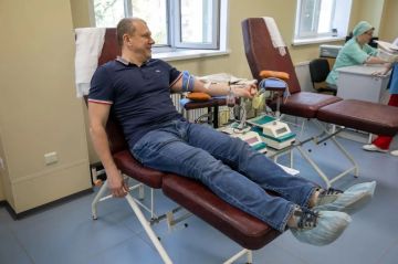 Глава Мариуполя сдал кровь вместе с сотрудниками администрации