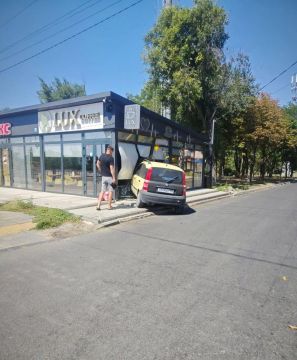 В Мариуполе машина влетела в кофейню
