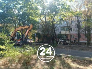 На улице Черноморской в Мариуполе идёт ремонт на придомовых территориях