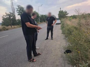 Друг навёл грабителей на предпринимателя в Мариуполе — у него отобрали деньги и "Мазду"
