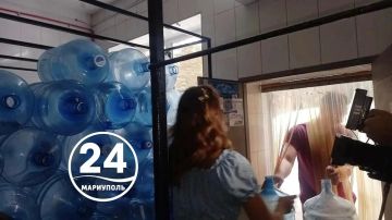Съемочная группа телеканала «Мариуполь 24» побывала на одном из предприятий города, которое осуществляет розлив и доставку питьевой воды в розницу