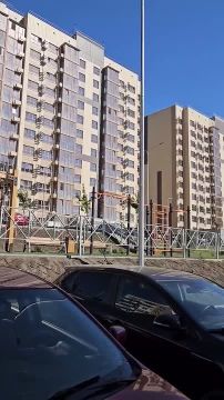 Михаил Онуфриенко: Мариуполь в апреле и Мариуполь в августе – это вообще один Мариуполь или два разных? Апрельский Марик – это фотогеничные дыры в стенах Дворца культуры Металлургов, старый жилой фонд (хоть и после фасадного...