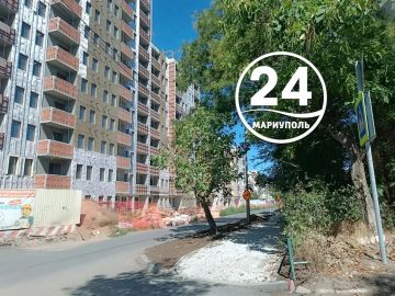 На улице Зелинского в Мариуполе ремонтируют тротуары, на проезжей части уложили асфальт
