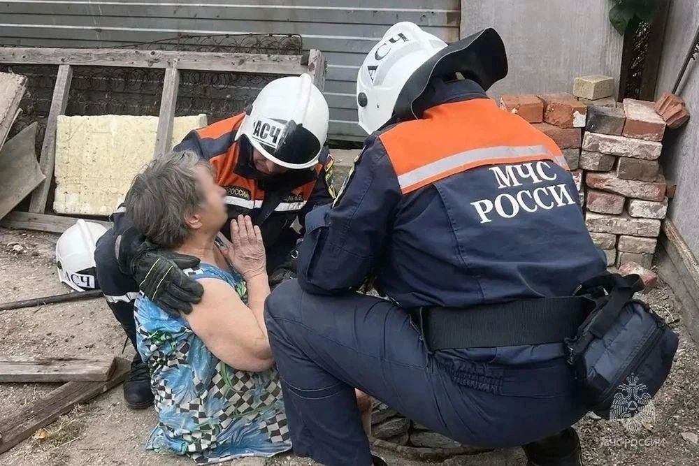 Мариупольские спасатели оказали помощь пенсионерке, застрявшей в колодце