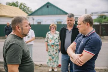 В Мариуполе по народной программе Единой России начался монтаж пяти новых детских площадок