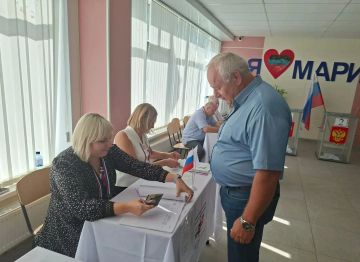 Руководитель Управы Ильичевского внутригородского района города Мариуполь Владимир Скударь с заместителями руководителя Мариной Малервейн и Татьяной Соломиной приняли участие в голосовании на выборах депутатов...