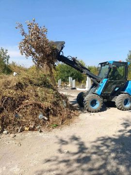 В Мариуполе коммунальщики приводят в порядок ритуальные места