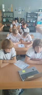 24 сентября в рамках внеурочной деятельности по "Финансовой грамотности" среди обучающихся 9 класса прошла Всероссийская просветительская эстафета этап "Личные финансы с господдержкой"