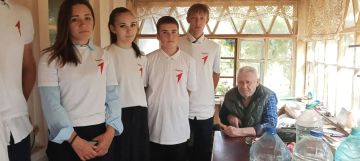 Доброе дело из года в год: ученики школы №38 Мариуполя вновь пришли на помощь одинокому пенсионеру