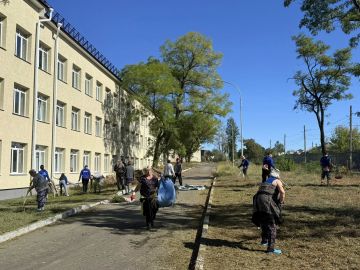 Представители Санкт-Петербурга помогли привести в порядок территорию спецшколы в Мариуполе