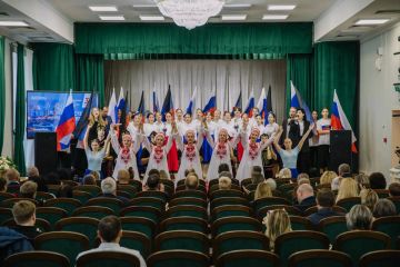 Антон Кольцов: В честь Дня воссоединения Донбасса и Новороссии с Россией вручил почетные грамоты и благодарственные письма отличившимся сотрудникам городской администрации, внутригородских управ и бюджетных организаций округа