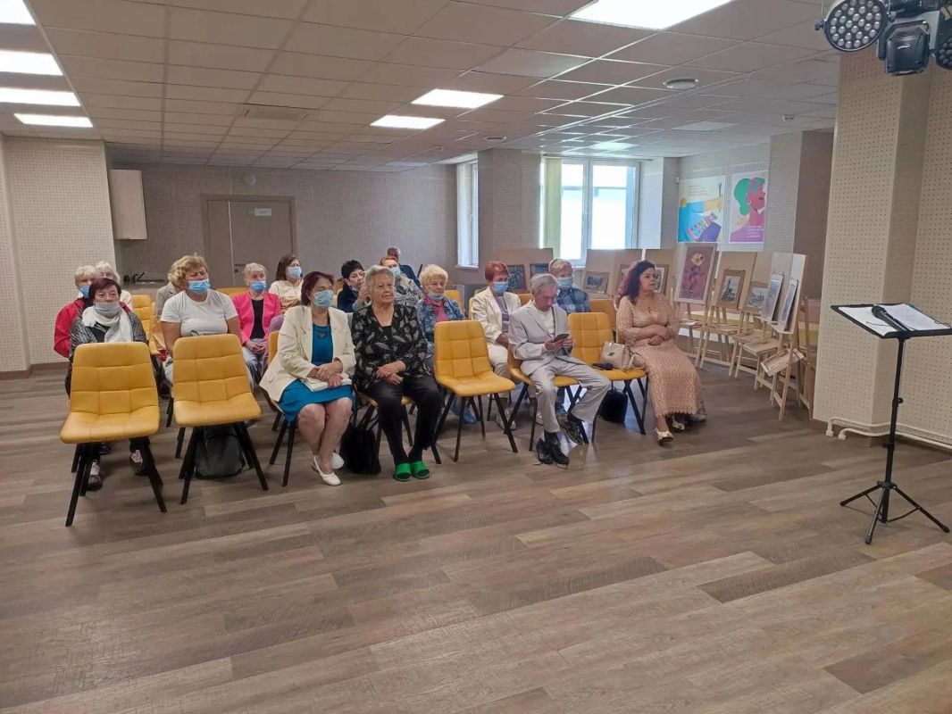 Пожилые мариупольцы отметили День воссоединения с Россией