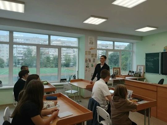 Кем быть? Вот это вопрос!. Наши 8–11 классы получили уникальную возможность узнать о профессии из первых уст! К нам в школу приехали: