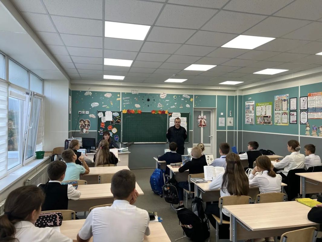 В Мариуполе полицейские проводят Месячник правовых знаний