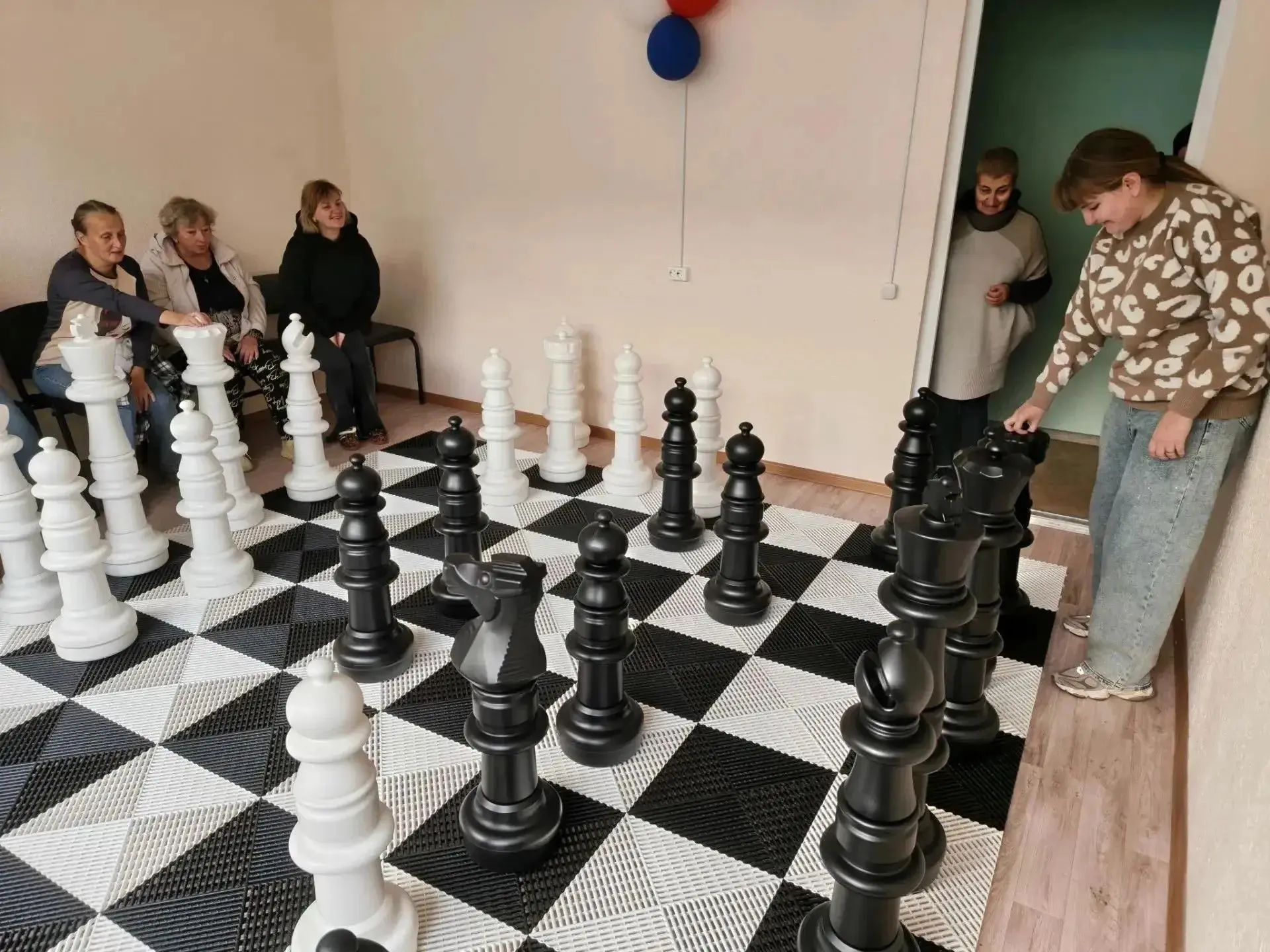 Пенсионеры левобережья осваивали игру в напольные шахматы
